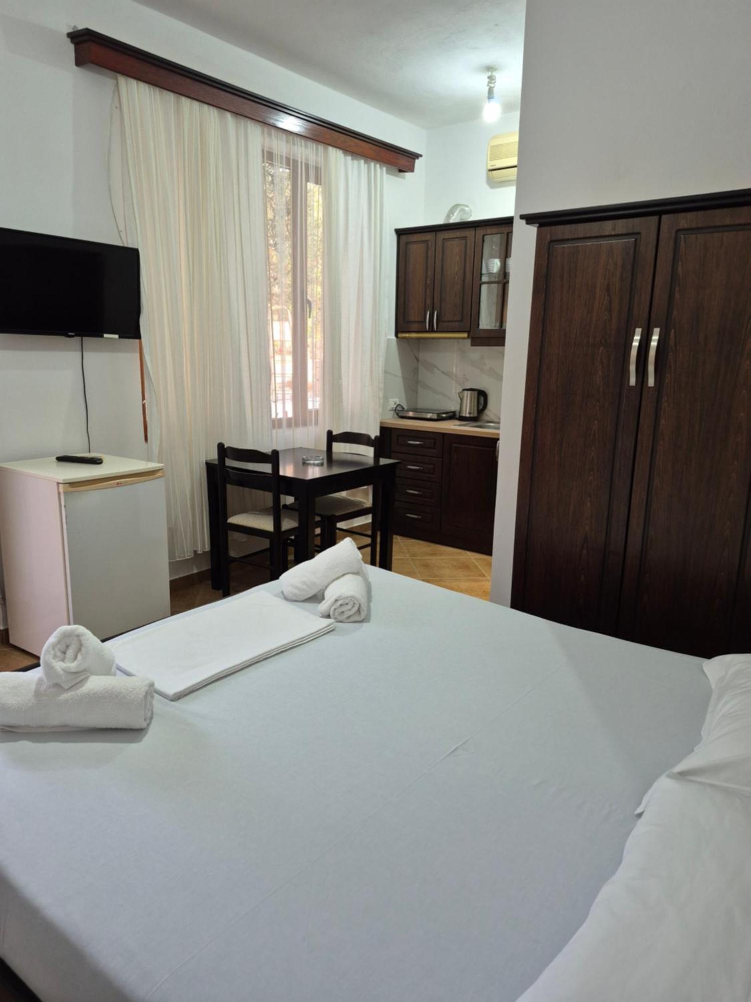 Vita Apartment - Spacious Garden And Balcony 5 Min To Beach & Center Ксамил Екстериор снимка
